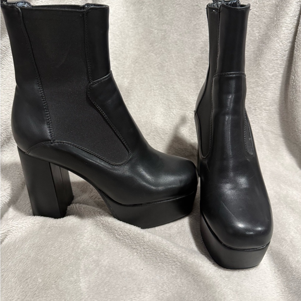 LAMODA Black Platform Ankle Boots